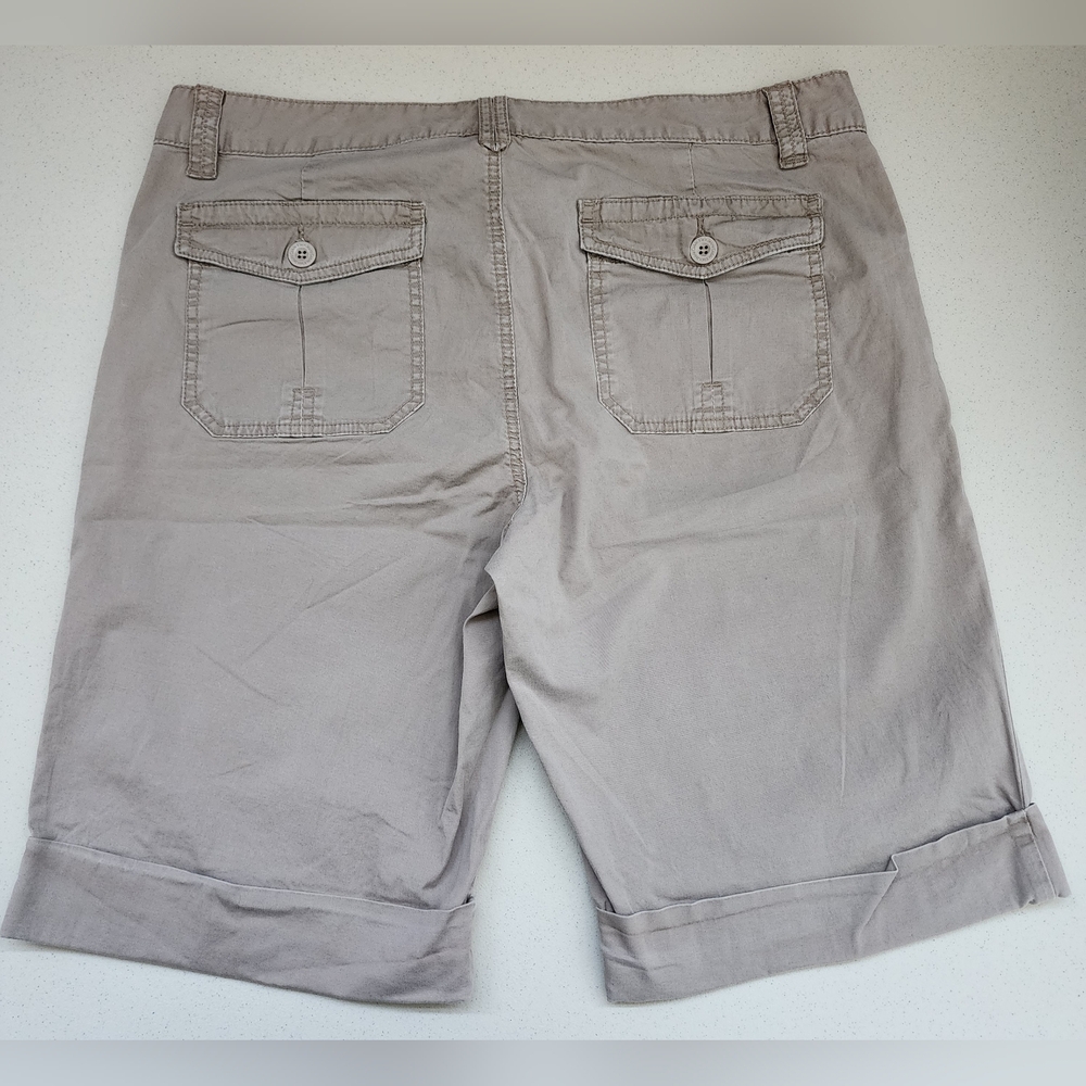 Calvin Klein Tan Women's Bermuda Shorts‎ - Picture 2 of 4